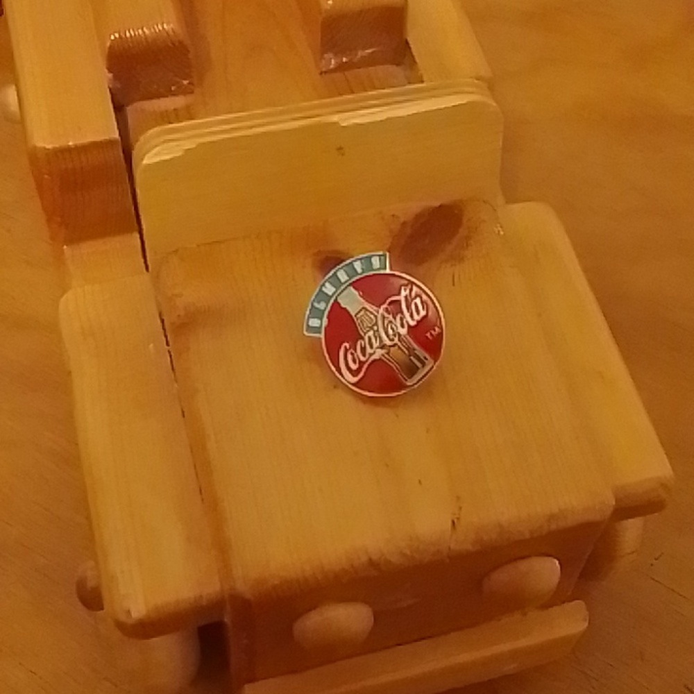 Coca Cola Pin - Picture 2 of 4
